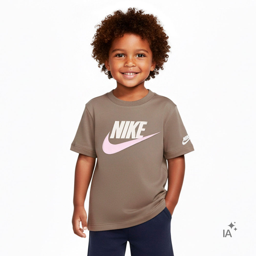 Camiseta Nike Club Family Infantil — foto do produto em fundo branco