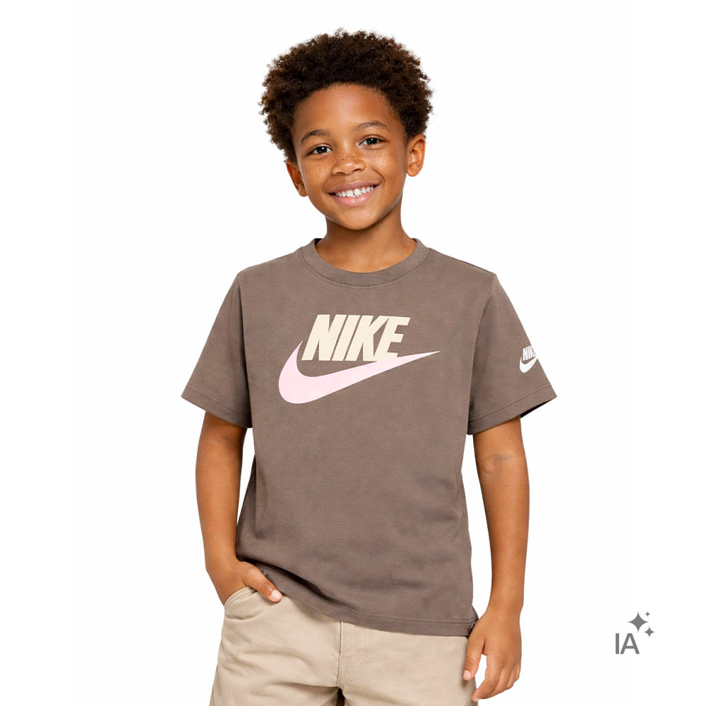 Camiseta Nike Club Family Infantil — foto do produto em fundo branco