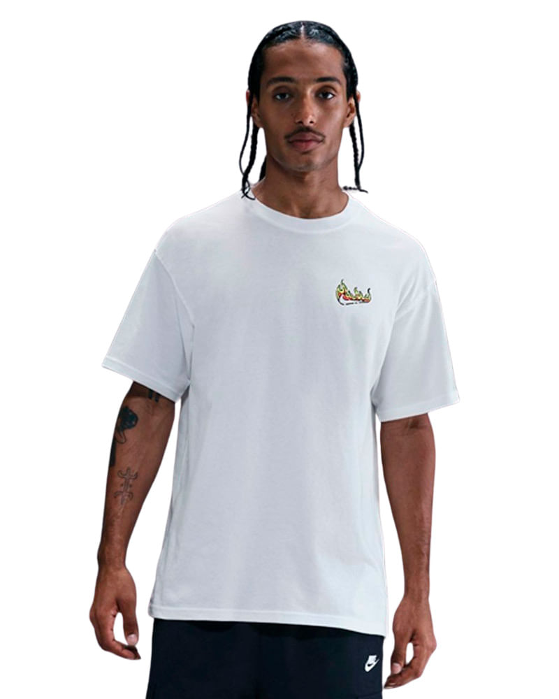 Camiseta Nike M90 OC GFX Masculina — foto do produto em fundo branco