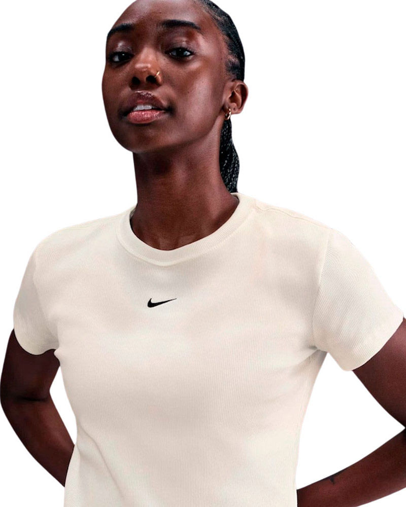Camiseta Nike Sportswear Feminina — foto do produto em fundo branco