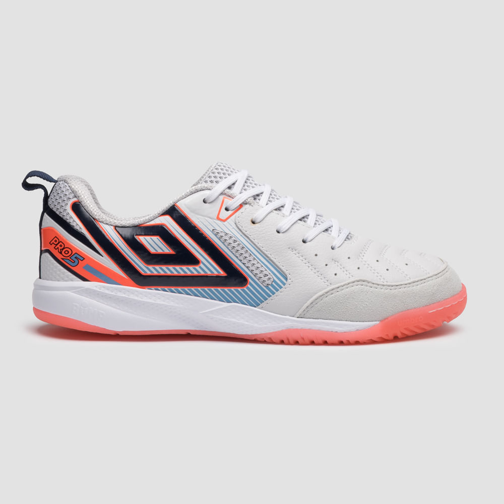 Chuteira Futsal Umbro Pro 5 Bump — foto do produto em fundo branco