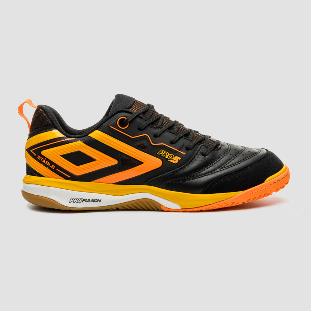 Chuteira Futsal Umbro Pro 5 Stable — foto do produto em fundo branco