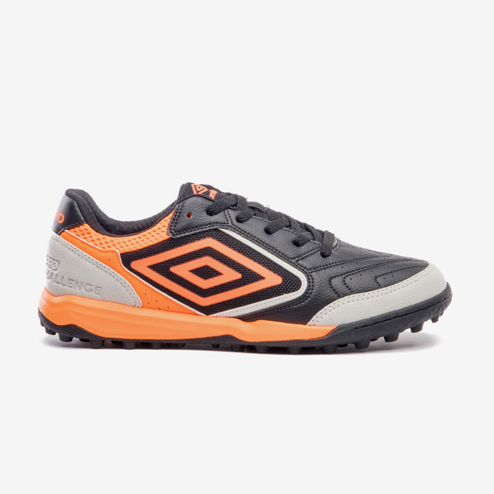 Chuteira Society Umbro Pro Challenge Uptake — foto do produto em fundo branco