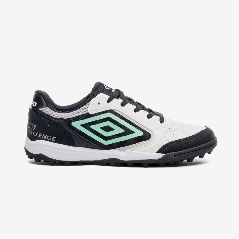 Chuteira Society Umbro Pro Challenge Uptake — foto do produto em fundo branco