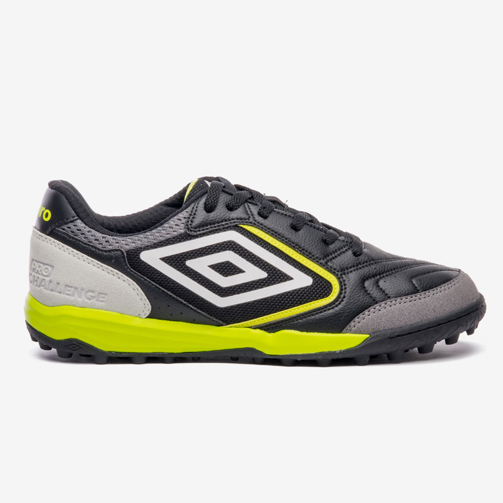 Chuteira Society Umbro Pro Challenge Uptake — foto do produto em fundo branco